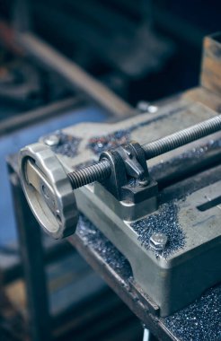 Metal talaşları, bir metal fabrikasında yapılan hassas sondaj çalışmalarından meydana gelmiş. Paslanmaz çelik ve demiri delen hassas bir metal matkap. Endüstriyel metal işçileri.