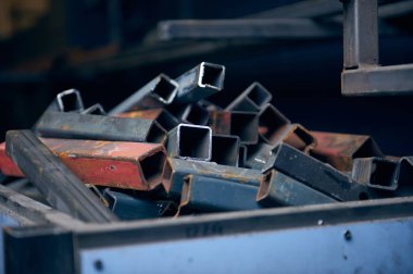 Paslı Endüstriyel çelik ve metal kaynaklı çerçeve, inşaat ve inşaat için demir ve çelik üretiyor. Yapılar ve temeller için katı soğuk sert metal çerçeveler ve çerçeve 