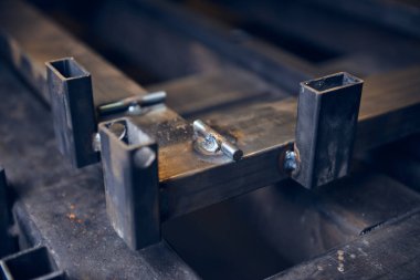Endüstriyel çelik ve metal kaynaklı çerçeve, inşaat ve inşaat için demir ve çelik üretiyor. Gökdelenlerin yapı ve temelleri için katı soğuk sert metal çerçeveler ve çerçeve.