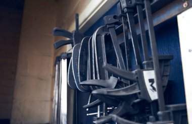 Endüstriyel çelik ve metal işçileri alet ve klempler. İnşaat ve inşaat için kaynak demiri ve çelik. Metal yapılar üretmek için katı sert metal aletler..