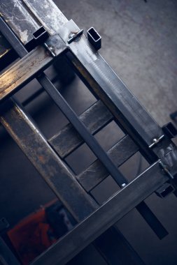 Endüstriyel çelik ve metal kaynaklı çerçeve, inşaat ve inşaat için demir ve çelik üretiyor. Gökdelenlerin yapı ve temelleri için katı soğuk sert metal çerçeveler ve çerçeve.