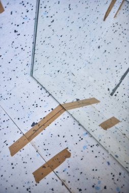 Depolama ve dağıtım sırasında cam ve aynaları güvende tutmak için polistiren koruyucu yumuşak dolgu malzemesi. Endüstriyel ürünlerin teslimatında kullanılan ambalaj ve ulaşım malzemeleri. 