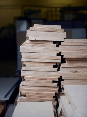 Fabrika ortamında kaplamalı su geçirmez sanayi kontrplak. Marangozluk ve marangozluk malzemeleri. Maksimum güç ve nem koruması için yapıştırılmış ve sertleştirilmiş