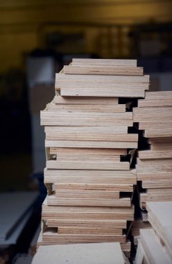 Fabrika ortamında kaplamalı su geçirmez sanayi kontrplak. Marangozluk ve marangozluk malzemeleri. Maksimum güç ve nem koruması için yapıştırılmış ve sertleştirilmiş