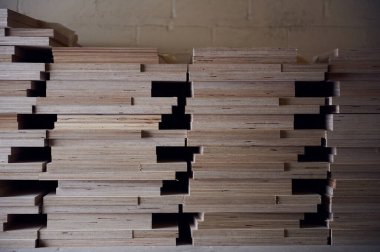 Fabrika ortamında kaplamalı su geçirmez sanayi kontrplak. Marangozluk ve marangozluk malzemeleri. Maksimum güç ve nem koruması için yapıştırılmış ve sertleştirilmiş