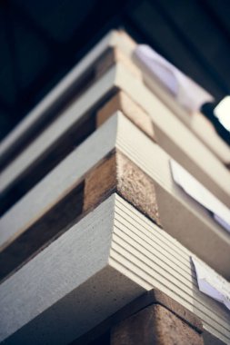 Fabrika ortamında alçıpan alçıpan levhaları. İnşaat ve inşaat endüstrisi için sanayi tipi alçı malzemeler. Sıva ve doğrama malzemeleri. Ev geliştirmeleri 