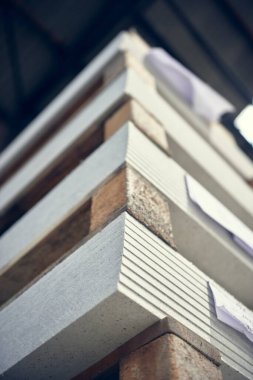 Fabrika ortamında alçıpan alçıpan levhaları. İnşaat ve inşaat endüstrisi için sanayi tipi alçı malzemeler. Sıva ve doğrama malzemeleri. Ev geliştirmeleri 