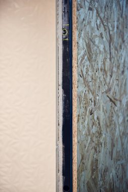 Evdeki marangozluk ve endüstriyel tadilat için kullanılan ahşap bir tahta parçası. Çevresel sürdürülebilir yapı ve inşaat için geri dönüştürülmüş odun. İnşaat sektöründe daha az atık.