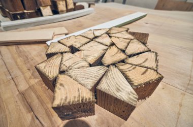 Üçgen şeklinde dilimlenmiş bir odun yığını. Marangozluk ve imalatta kullanılan don çekme aletleri. Sağlam, güçlü tahta bloklar. Ürünlerin imalatı ve fabrikası.