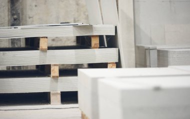 Fabrika ortamında alçıpan alçıpan levhaları. İnşaat ve inşaat endüstrisi için sanayi tipi alçı malzemeler. Sıva ve doğrama malzemeleri. Ev geliştirmeleri 