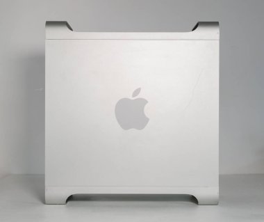 London, uk 09.09.2022 Bir izole Apple Mac Pro Tower Xeon Quad Core 2.66 gigahertz 2009 Nehalem masaüstü bilgisayarı. modası geçmiş eski elma donanım bilgisayarı. 