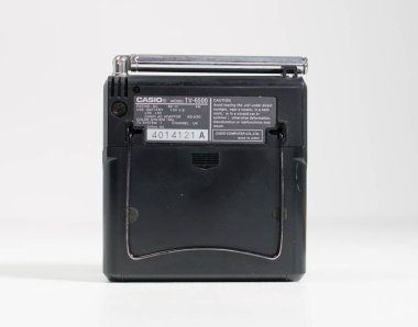Londra, İngiltere. 09.09.2022 Casio TV 6500 LCD Colour Television UHF Mini taşınabilir televizyon 1990 'ların portatif televizyonu. Eski antika teknoloji.