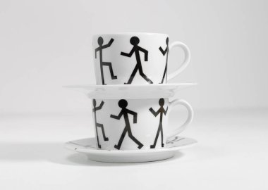 Londra, İngiltere, 09.09.2022 ASA graceland kupaları ve Keith Haring tarzı tabaklar. Nadir bulunan retro bardaklar ve çay tabakları. 1980 'lerin modası geçmiş stiller çay fincanları oluşturuyor.