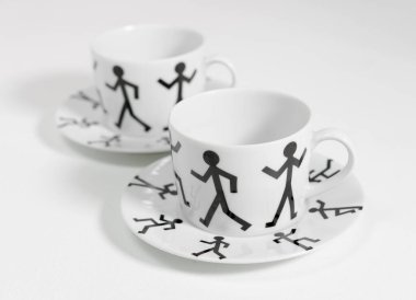 Londra, İngiltere, 09.09.2022 Almanya Savcı Yardımcısı Graceland kupaları ve Keith Haring tarzı tabaklar. Nadir bulunan retro bardaklar ve çay tabakları. 1980 'lerin modası geçmiş stiller çay fincanları oluşturuyor.