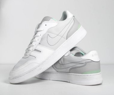 Londra, Birleşik Krallık 05 / 08 / 2018 Nike squash antrenörleri N.354 squash antrenörleri. Nike Air çağdaş spor ayakkabıları. Nike sporu ve sokak sporu şık spor giysileri giyer. İzole edilmiş nikes.