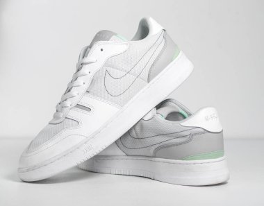 Londra, Birleşik Krallık 05 / 08 / 2018 Nike squash antrenörleri N.354 squash antrenörleri. Nike Air çağdaş spor ayakkabıları. Nike sporu ve sokak sporu şık spor giysileri giyer. İzole edilmiş nikes.