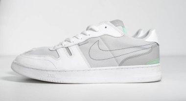 Londra, Birleşik Krallık 05 / 08 / 2018 Nike squash antrenörleri N.354 squash antrenörleri. Nike Air çağdaş spor ayakkabıları. Nike sporu ve sokak sporu şık spor giysileri giyer. İzole edilmiş nikes.