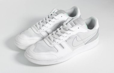 Londra, Birleşik Krallık 05 / 08 / 2018 Nike squash antrenörleri N.354 squash antrenörleri. Nike Air çağdaş spor ayakkabıları. Nike sporu ve sokak sporu şık spor giysileri giyer. İzole edilmiş nikes.