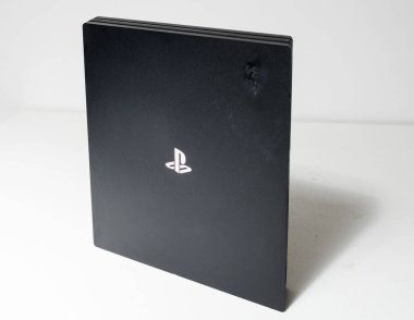 Londra, UK 02.03.2021 Tüm kablolarla birlikte orijinal, ince, siyah bir sony playstation 4 konsolu. PS4 oyun konsolu. Kusursuz gelecekçi konsolu temizleyin. Sonys oyun donanım birimi izole 