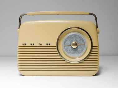 Londra, İngiltere, 02 / 02 / 2022 A retro vintage vintage Bush VTR103 Radio VHF / MW / LW Transistör. Klasik radyo istasyonu kablosuz radyoları. Antika eskici radyosu. Ariel ve hoparlör ses kontrol tuşları.
