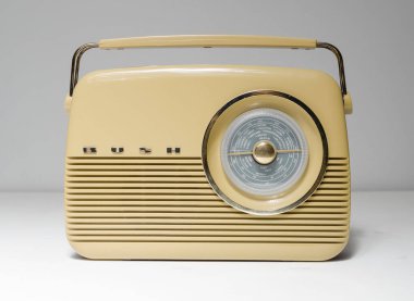 Londra, İngiltere, 02 / 02 / 2022 A retro vintage vintage Bush VTR103 Radio VHF / MW / LW Transistör. Klasik radyo istasyonu kablosuz radyoları. Antika eskici radyosu. Ariel ve hoparlör ses kontrol tuşları.