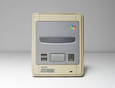 Londra, uk 03.03.2020 Nintendo snes super nintendo orijinal video oyun konsolu, beyaz izole arkaplan kartuş yuvası. ikonik retro süper famicon oyun makinesi. 