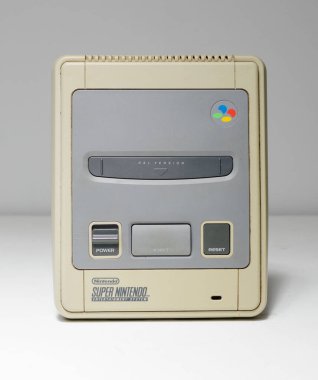 Londra, uk 03.03.2020 Nintendo snes super nintendo orijinal video oyun konsolu, beyaz izole arkaplan kartuş yuvası. ikonik retro süper famicon oyun makinesi. 