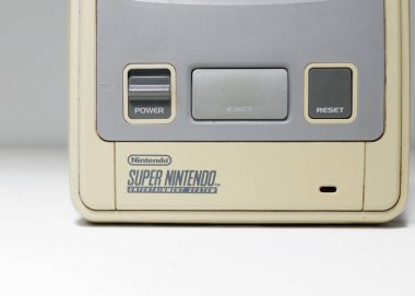 Londra, uk 03.03.2020 Nintendo snes super nintendo orijinal video oyun konsolu, beyaz izole arkaplan kartuş yuvası. ikonik retro süper famicon oyun makinesi. 