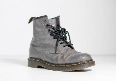 uk, İngiltere, 05 / 05 / 2022 Dr Martens 1460 gri deri deri bot 8 göz dantel deliği. Modaya uygun punk tarihi İngilizler deri çizmeler yaptı. Zıplayan tabanlı Dr. Martens hava takımı. 