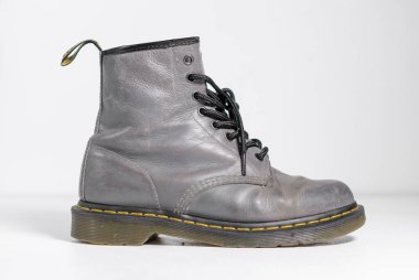 uk, İngiltere, 05 / 05 / 2022 Dr Martens 1460 gri deri deri bot 8 göz dantel deliği. Modaya uygun punk tarihi İngilizler deri çizmeler yaptı. Zıplayan tabanlı Dr. Martens hava takımı. 