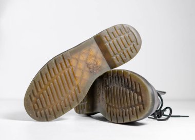 uk, İngiltere, 05 / 05 / 2022 Dr Martens 1460 gri deri deri bot 8 göz dantel deliği. Modaya uygun punk tarihi İngilizler deri çizmeler yaptı. Zıplayan tabanlı Dr. Martens hava takımı. 