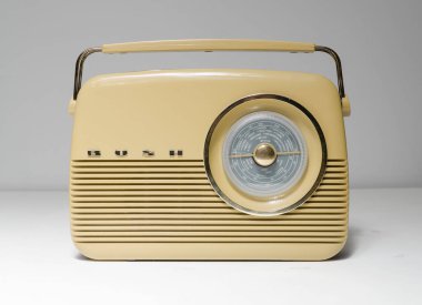 Londra, İngiltere, 02 / 02 / 2022 A retro vintage vintage Bush VTR103 Radio VHF / MW / LW Transistör. Klasik radyo istasyonu kablosuz radyoları. Antika eskici radyosu. Ariel ve hoparlör ses kontrol tuşları.