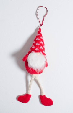 Londra, İngiltere, 09.09.2022 Kırmızı gonk noel süslemesi geleneksel troll. Meşhur Noel yumuşak oyuncakları Noel zamanı kutlaması için kullanılır. Şenlikli kırmızı yumuşak oyuncaklar.