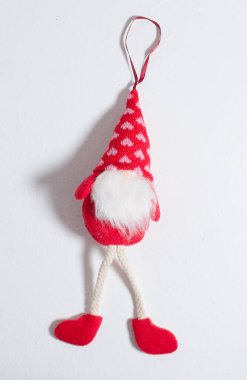 Londra, İngiltere, 09.09.2022 Kırmızı gonk noel süslemesi geleneksel troll. Meşhur Noel yumuşak oyuncakları Noel zamanı kutlaması için kullanılır. Şenlikli kırmızı yumuşak oyuncaklar.