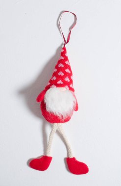 Londra, İngiltere, 09.09.2022 Kırmızı gonk noel süslemesi geleneksel troll. Meşhur Noel yumuşak oyuncakları Noel zamanı kutlaması için kullanılır. Şenlikli kırmızı yumuşak oyuncaklar.