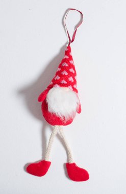 Londra, İngiltere, 09.09.2022 Kırmızı gonk noel süslemesi geleneksel troll. Meşhur Noel yumuşak oyuncakları Noel zamanı kutlaması için kullanılır. Şenlikli kırmızı yumuşak oyuncaklar.