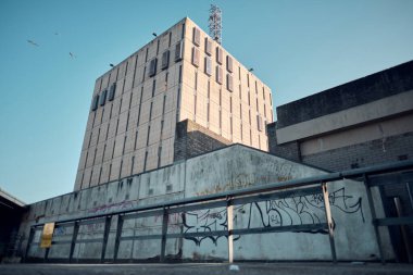Blackpool, UK, 24.03.2021 Blackpool Bonny Caddesi polis karakolu mimari binası başarısız sahil kasabasına turizm çekmek için multi milyon sterlinlik yatırım yapılacak bölgeyi gösteriyor. Deniz kenarı yenilenmesi.