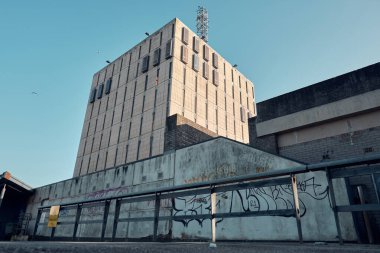 Blackpool, UK, 24.03.2021 Blackpool Bonny Caddesi polis karakolu mimari binası başarısız sahil kasabasına turizm çekmek için multi milyon sterlinlik yatırım yapılacak bölgeyi gösteriyor. Deniz kenarı yenilenmesi.