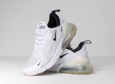 Londra, Birleşik Krallık 05.08.2020 Nike Air Max 270 düşük kiloda spor ayakkabısı. Nike Air çağdaş spor ayakkabıları. Nike sporu ve sokak sporu şık spor giysileri giyer. İzole edilmiş nikes.