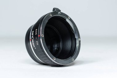 Londra, uk 05.05.2020 k & f konsept canon eos to fujifilm fx kamera lens adaptörü. Beyaz bir arka planda izole edilmiş. Aynasız kameralarda mercek dönüşümleri.