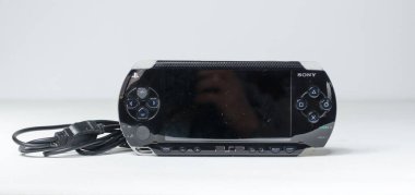 London, uk 05.05.2019 siyah sony playstation psp taşınabilir oyun konsolu. psp 1003 parlak siyah baskı ve beyaz arkaplanda boş ekran izole. Retro vintage oyun bilgisayar konsolu.