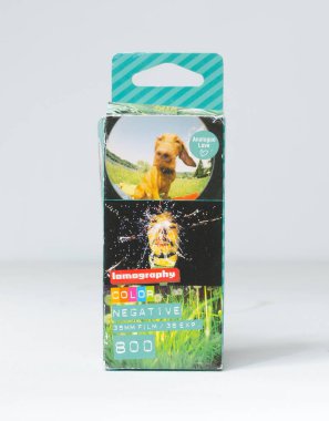 Londra. uk 02.02.2021 Lomografi rengi, beyaz arkaplanda izole edilmiş negatif 35 mm kamera filmi. Kötü aydınlatılmış koşullar için 800 izo film.