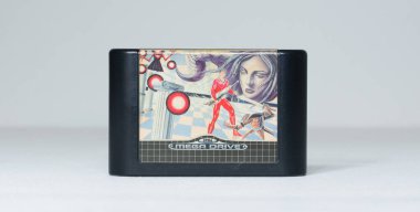 Londra, İngiltere, 05.03.2021 uzay harrier 2 sega mega sürücü video oyun kartuşu beyaz stüdyo arka planında izole edildi. 1990 'lardan kalma Retro ve Vintage konsol oyunu. 