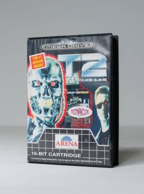 Londra, İngiltere, 05.03.2021 T2 Terminator 2 oyun segası mega sürüş video oyunu kartuşu beyaz stüdyo arka planında izole edildi. 1990 'lardan kalma Retro ve Vintage konsol oyunu. 