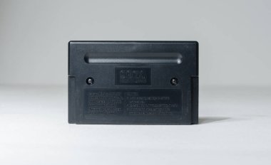 Londra, İngiltere, 05.03.2021 T2 Terminator 2 oyun sega mega-drive video oyunu kartuşu beyaz stüdyo arka planında izole edildi. 1990 'lardan kalma Retro ve Vintage konsol oyunu. 