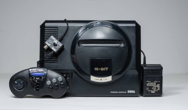 Londra, İngiltere, 02.03.2021 Sega megadrive 16 bit konsol güç adaptörü ve üçüncü parti kontrolörü. Orijinal antika oyun konsolu. Retro oyun, bilgisayar oyunu geçmişi.