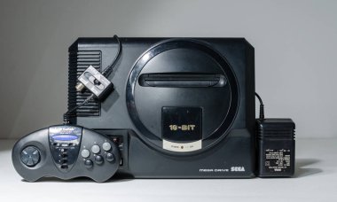 Londra, İngiltere, 02.03.2021 Sega megadrive 16 bit konsol güç adaptörü ve üçüncü parti kontrolörü. Orijinal antika oyun konsolu. Retro oyun, bilgisayar oyunu geçmişi.