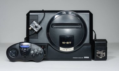 Londra, İngiltere, 02.03.2021 Sega megadrive 16 bit konsol güç adaptörü ve üçüncü parti kontrolörü. Orijinal antika oyun konsolu. Retro oyun, bilgisayar oyunu geçmişi.
