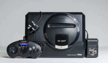 Londra, İngiltere, 02.03.2021 Sega megadrive 16 bit konsol güç adaptörü ve üçüncü parti kontrolörü. Orijinal antika oyun konsolu. Retro oyun, bilgisayar oyunu geçmişi.