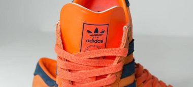 London, uk 05.03.2021 Adidas Hamburg spor ayakkabısı, Super Orange ve Sub Blue sakızlı. Antrenörler, klasik spor ayakkabıları. turuncu süet adidas spor ayakkabıları, modası geçmiş futbol modası. ünlü 3 şerit